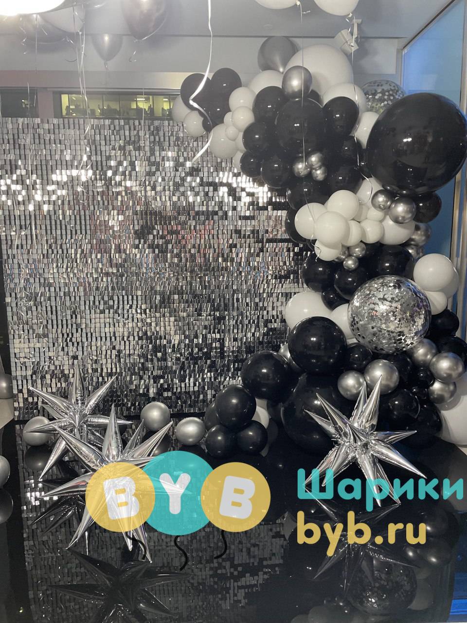 Фотозона из шаров с пайетками и зеркальным полом