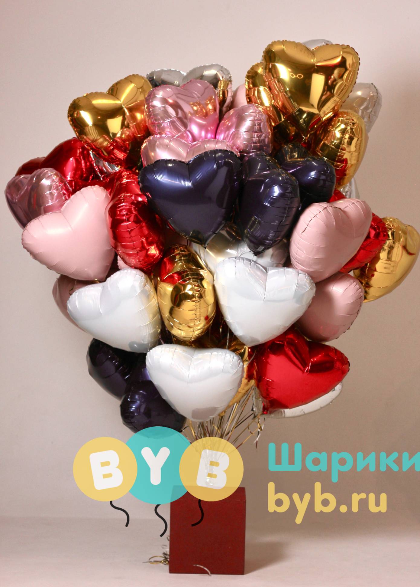 Фонтан из 55 фольгированных сердец
