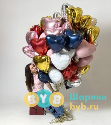 Фонтан из 55 фольгированных сердец