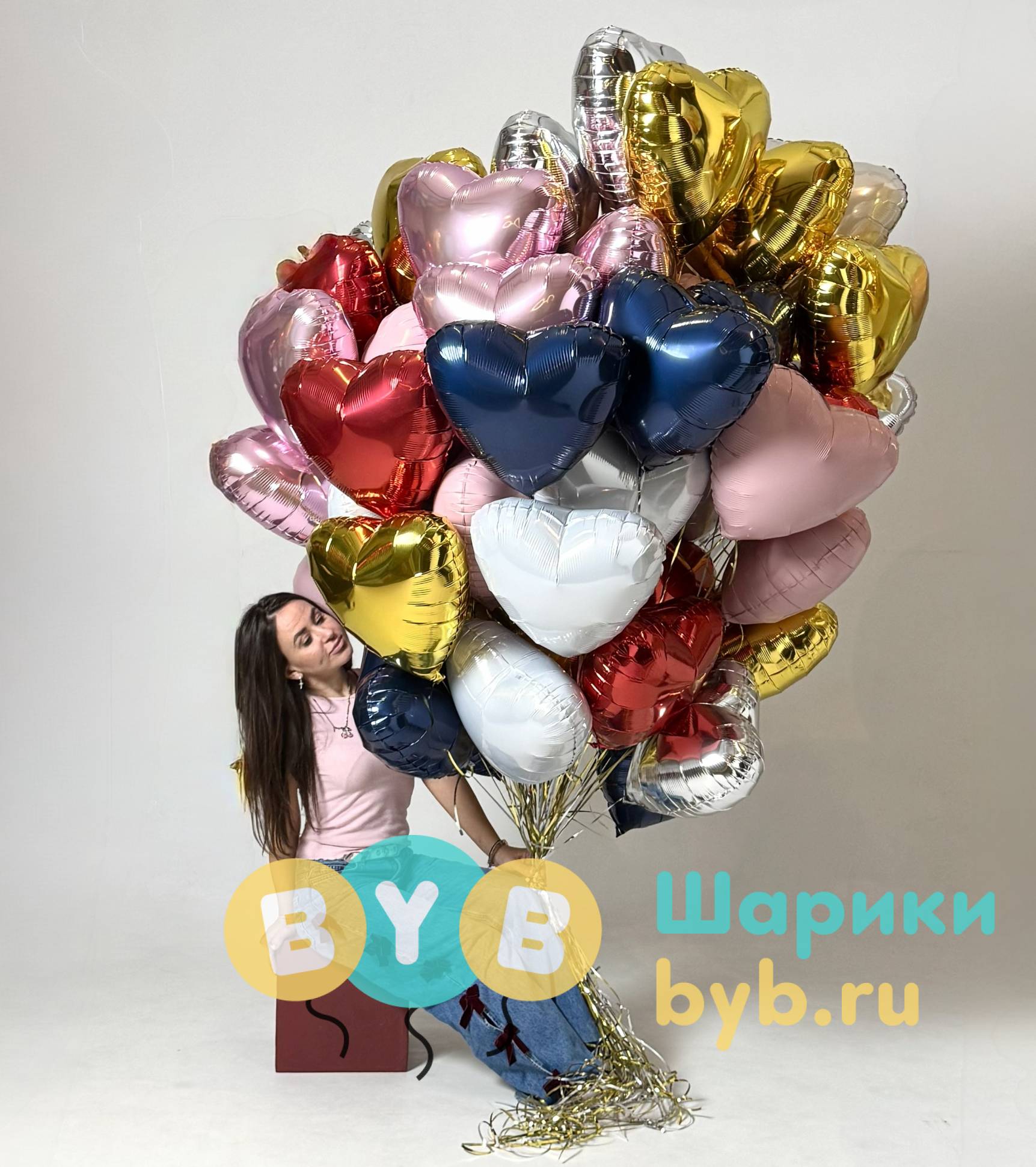 Фонтан из 55 фольгированных сердец