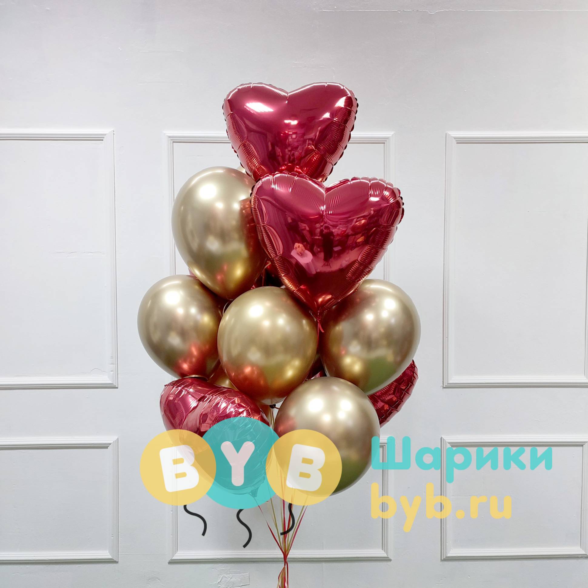 Фонтан из золотых шаров и красных сердец