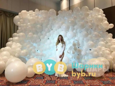 Фотозона из шаров "Белые облака"