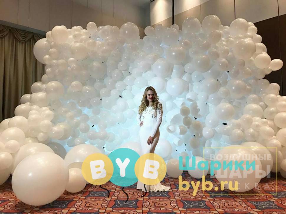 Фотозона из шаров "Белые облака"
