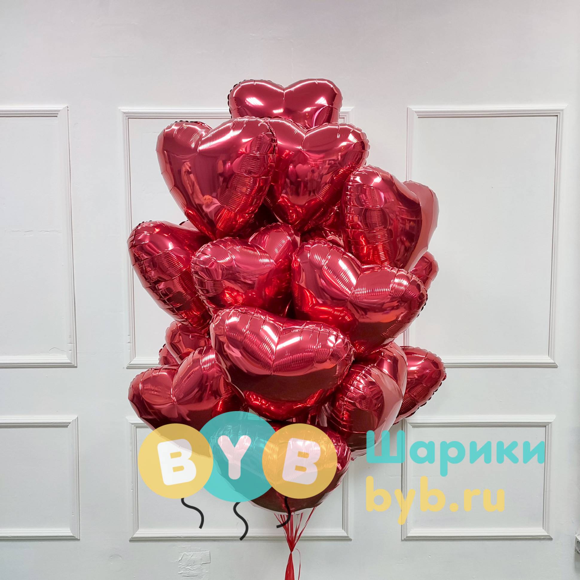 Фонтан из 19 фольгированных сердец